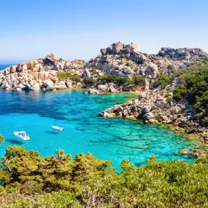 Crique rocheuse avec la mer Méditerranée cristalline et turquoise