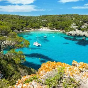 Bateau sur la mer Méditerranée depuis le haut d'une calanque