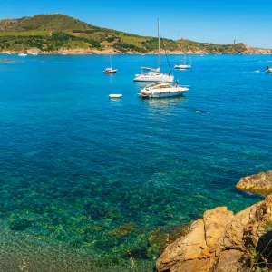 Crique entre les rochers s'ouvrant sur la mer Méditerranée transparente