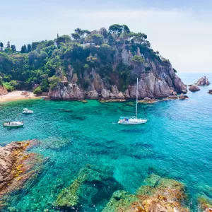 Crique de sable blanc entre les montagnes et la mer Méditerranée aux eaux turquoises