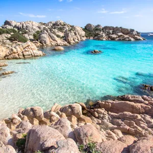 Crique de sable blanc avec une mer Méditerranée turquoise et transparente en Sardaigne