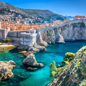 Dubrovnik depuis le sommet des falaises avec la mer Adriatique à ses pieds en Croatie