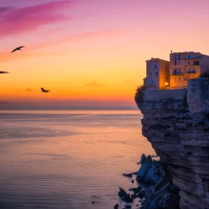 Coucher de soleil sur les falaises de Bonifacio surplombant la mer Méditerranée