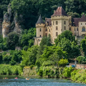 Château à flanc de falaises surplombant une rivière en Dordogne