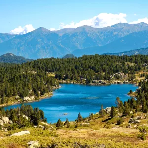 Lac au milieu de la montagne en été dans les Pyrénées Orientales