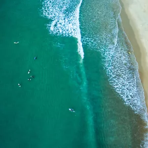 Vue aérienne de surfeurs dans les vagues des Landes