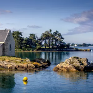 Maison sur des rochers au milieu d'un archipel d'îlots dans le Morbihan en Bretagne