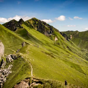 Montagnes et anciens volcans pendant l'été en Auvergne