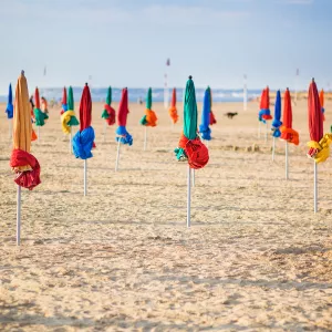 Plage de Deauville et ses parasols enroulés