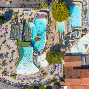 Vue d'ensemble du parc aquatique du camping le Vieux Port à Messanges dans les Landes