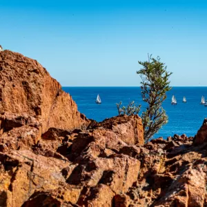Rochers rouges du Parc Esterel dans le Var avec la mer Méditerranée en fond