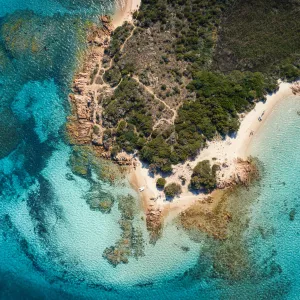 Péninsule vue d'avion avec la mer Méditerranée autour et ses eaux turquoises