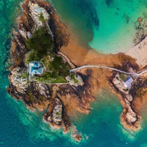Péninsule vue du ciel sur une île dans les Côtes d'Armor en Bretagne