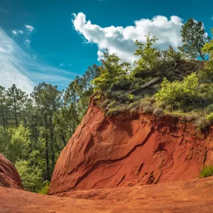 Roches rouges et ocres du petit Colorado en Provence dans le Sud Est de la France