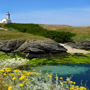 Phare sur une colline au bord de l'océan avec une eau transparente 