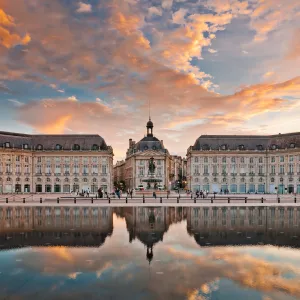 Place de la Bourse et le Miroir d'Eau au coucher du soleil à Bordeaux