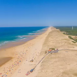 Vue aérienne du littoral landais entre dune et océan
