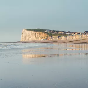 Plage à marée basse dans la Baie de Somme avec les falaises de calcaire au loin