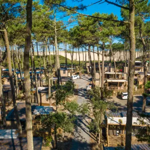 Quartier premium entre les pins et derrière la dune de sable au camping 5 étoiles le Vieux Port à Messanges