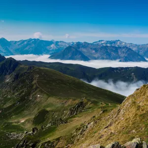 Randonneurs dans les montagnes des Pyrénées l'été dans l'Ariège