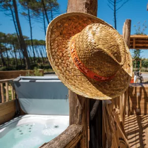 Terrasse d'un mobil home avec jacuzzi et un chapeau dans le camping le Vieux Port à Messanges dans les Landes