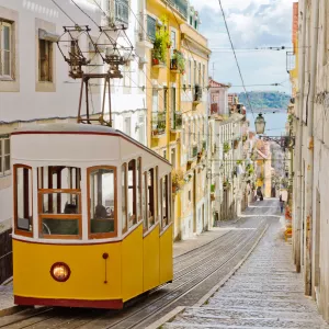 Vieux tramway dans les rues de Lisbonne au Portugal
