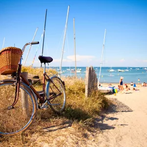 Vélo le long d'une barrière en ganivelle sur une plage de Vendée