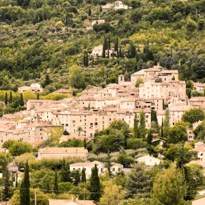 Village en pierre blanche dans les montagnes de l'arrière-pays dans le Var