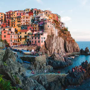 Village sur le haut d'une falaise avec vue sur la mer Méditerranée au Cinque terre en Italie