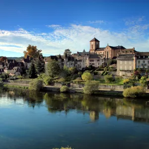 Village au bord d'une rivière en Corrèze