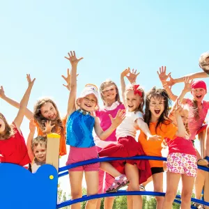 Enfants jouant sur un pont dans un camping