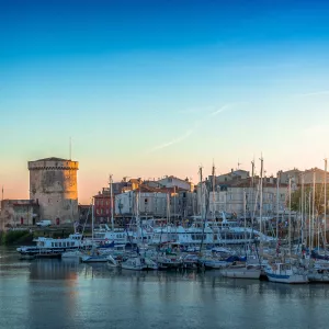 Port de La Rochelle au lever de soleil sur les bateaux, la cathédrale et la tour