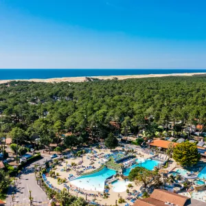 Vue aérienne du camping le Vieux Port à Messanges au bord de l'océan atlantique dans la forêt des Landes