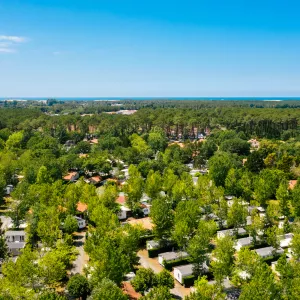 Mobil-homes dans la forêt dans le camping Lou Pignada à Messanges dans les Landes