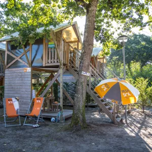 Tente perchée un des hébergements insolites du camping Lou Pignada à Messanges dans les Landes