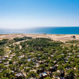 Vue aérienne du camping le Vieux Port à Messanges au bord de l'océan atlantique dans la forêt des Landes