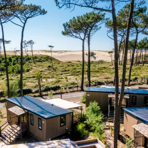 Mobil-homes placés juste derrière la dune avec accès direct à la plage au camping Le Vieux Port à Messanges dans les Landes