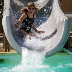 Petite fille qui descend d'un toboggan du camping au Vieux Port à Messanges