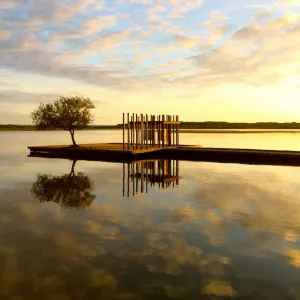Ponton sur le lac d'Azur au coucher de soleil dans les Landes