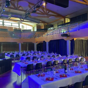 Diner de gala dans la salle événementielle