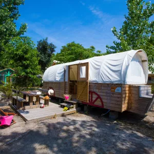 Roulotte western un des hébergements insolites du camping Le Vieux Port à Messanges dans les Landes