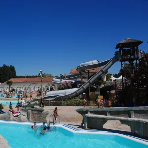 Vue sur les toboggans du camping du Vieux Port à Messanges dans les Landes