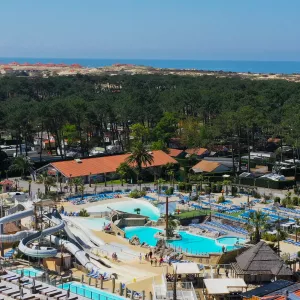 Parc aquatique derrière la dune et l'océan Atlantique