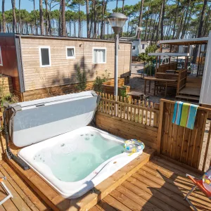 Quartier premium camping Le Vieux Port avec jacuzzi privé sur la terrasse