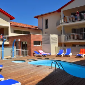 Piscine et terrasse des appartements et locations de vacances à Vieux-Boucau dans les Landes