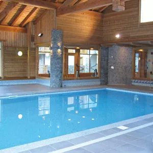 Piscine couverte de la résidence Le Hameaux du Rocher à la montagne dans les Alpes 