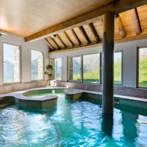 Piscine couverte de la résidence Les Chalets de l'Adet à la montagne dans les Pyrénées