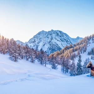 Montagnes et chalet alpins sous la neige en plein hiver en France