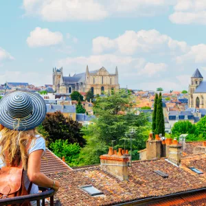 Poitiers-vienne-nouvelle-aquitaine-campings-femme-regarder-horizon-urbain-paysage-ville-resasol-vacances-loisirs-evenements