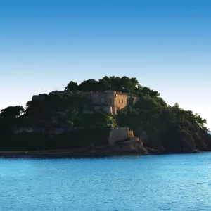 bormes-les-mimosas-var-paca-france-campings-fort-bregancon-ile-resasol-vacances-loisirs-evenements
